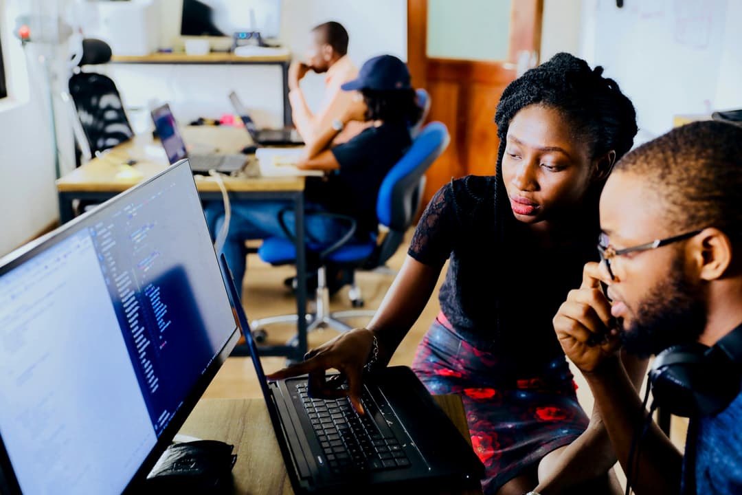 How Can Fintech Startups Benefit from Contract Customization?